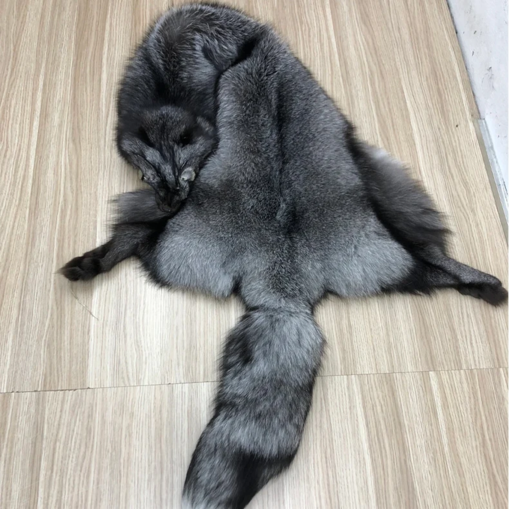 Real Natural Silver Fox Fur Skin Soft Tanned Animal Fur Raw Material for Fur Garments