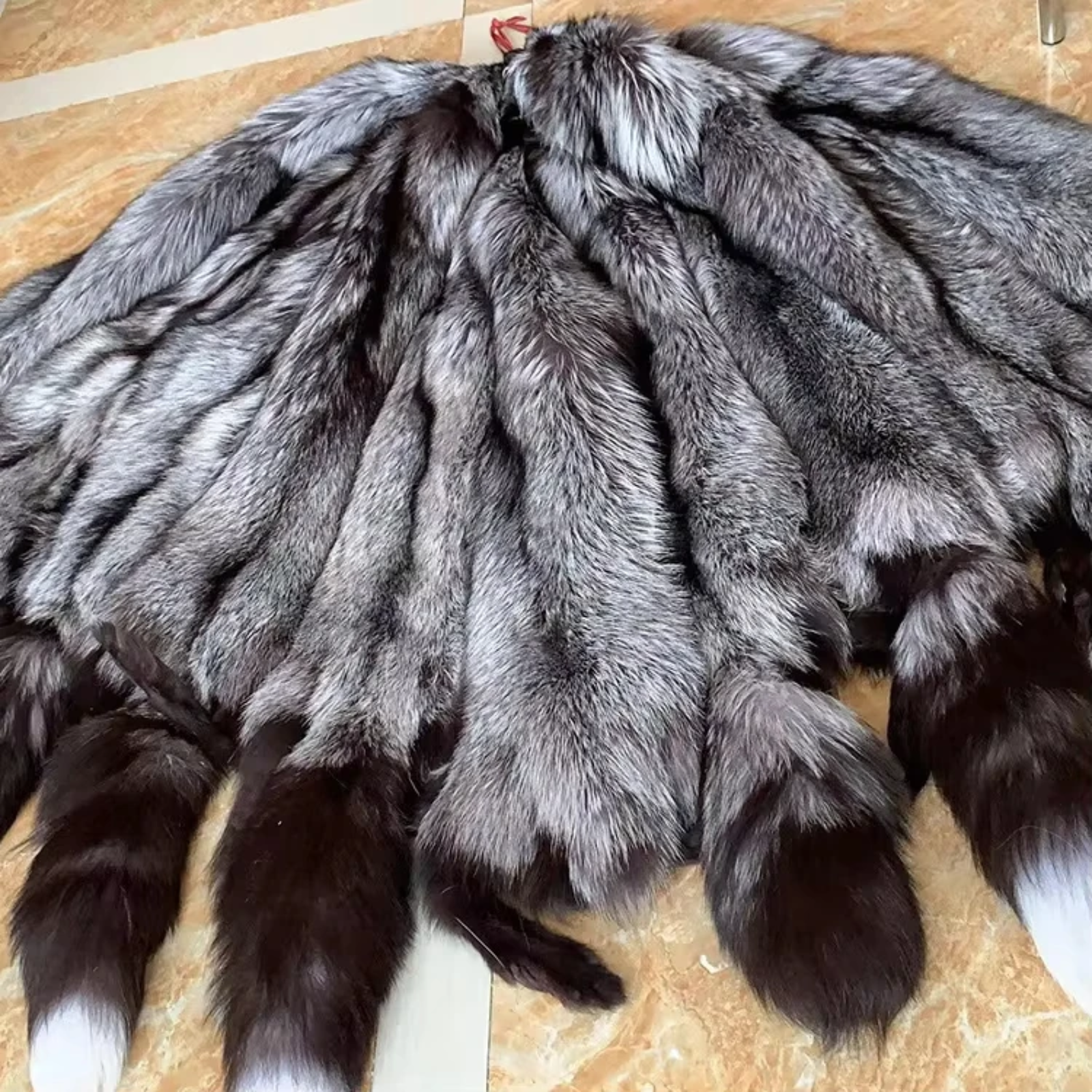 Real Natural Silver Fox Fur Skin Soft Tanned Animal Fur Raw Material for Fur Garments