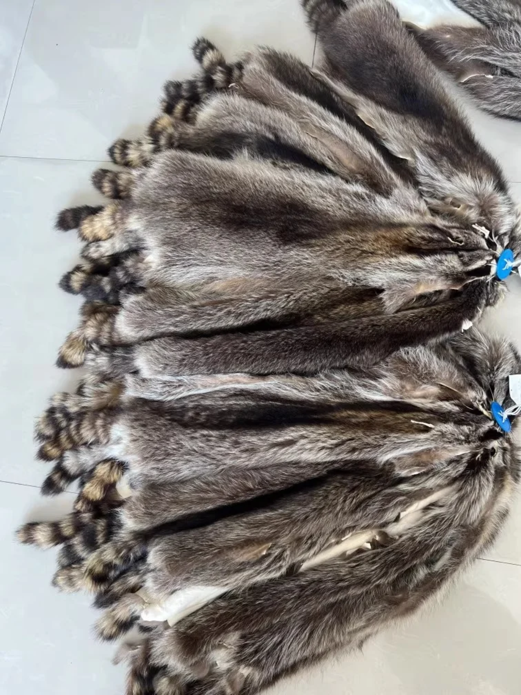 Natural Tanned American Raccoon Fur Hide Whole Skin Pelts Crafts Sewing Leather for Coats,Hats,Clothing